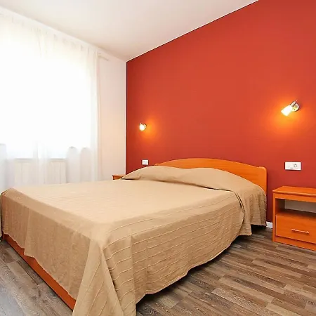 דירה Modern In With Garden *