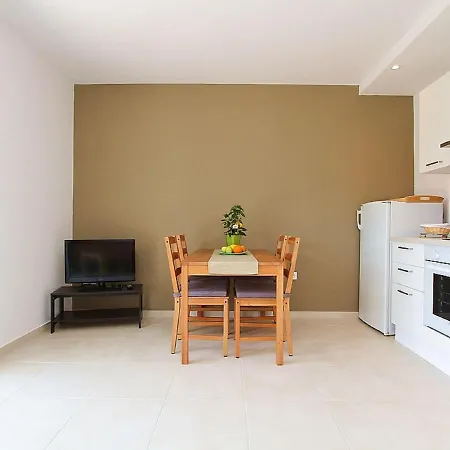 Modern In With Garden דירה פולה