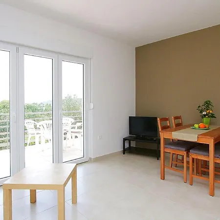 Modern In With Garden פולה