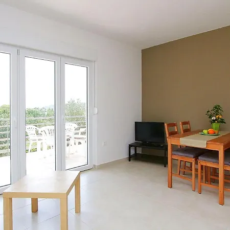 Modern In With Garden Pula